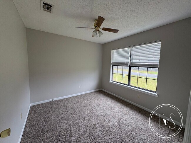 Photo - MOVE IN SPECIAL: $1000 OFF 1ST MONTH'S RENT!**