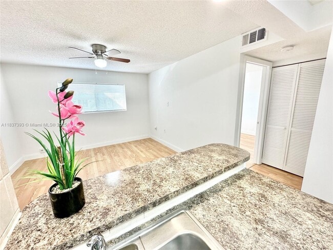 Building Photo - 351 Palm Way Unit 305 Rental