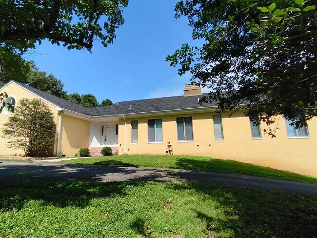 Building Photo - Secluded Country Retreat with Picturesque ... Rental