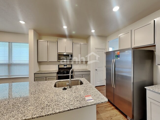 Photo - 2718 Wolfcreek