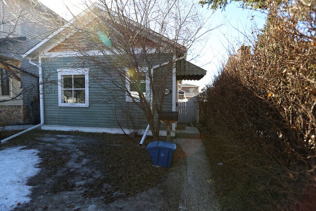 Photo - Cozy Character Home near SAIT - 2 bedroom ...