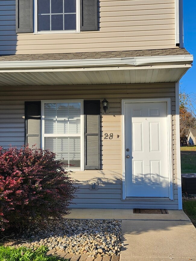 Building Photo - 28 Peartree Ln