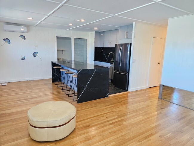 Photo - 3-Beds, 1.5-Bath Apartment with One tandem driveway parking space. Unidad 2