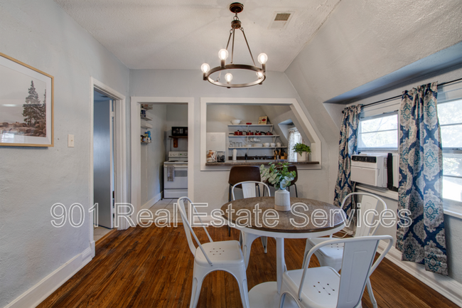 Photo - 1954 Manila Ave