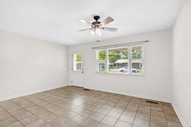 Photo - 840 W Davis St