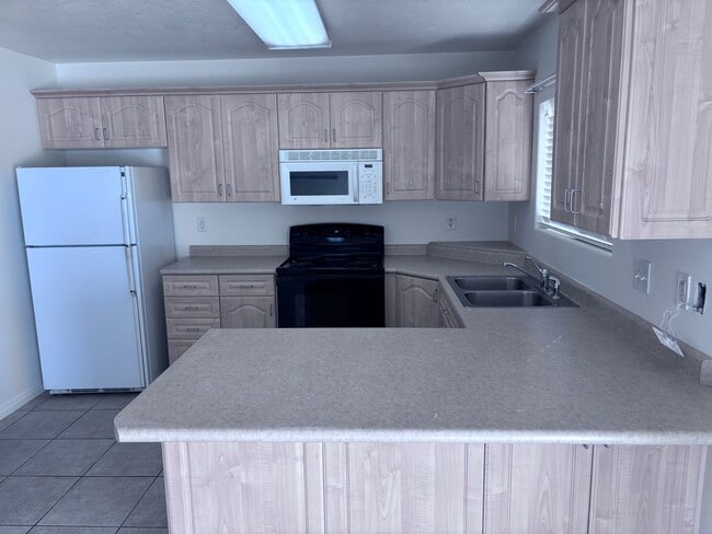 Photo - 3 bed / 2.5 bath / 1 car garage townhome