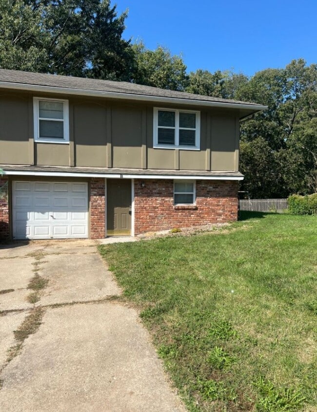 Building Photo - Spacious Split-Level Duplex in Lee’s Summit