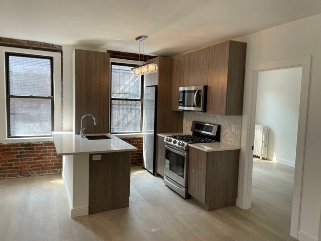 Building Photo - 54 Burbank St Rental