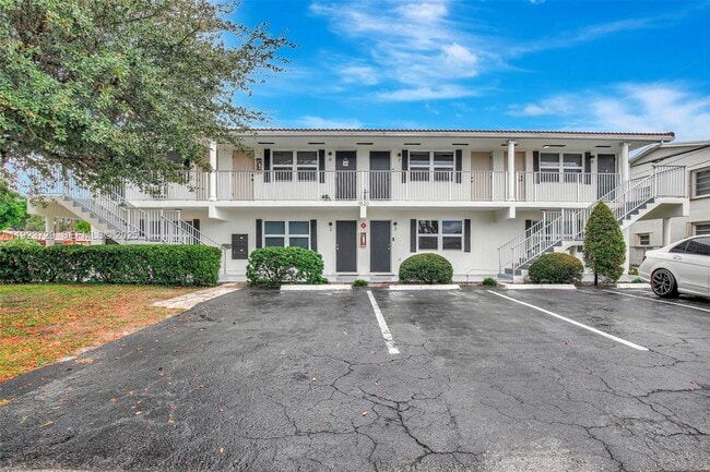 Building Photo - 1520 NE 56th St Unit 8