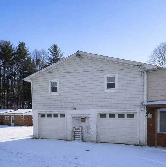 Building Photo - 2 Bedroom Apartment Located in Beautiful Warrensville