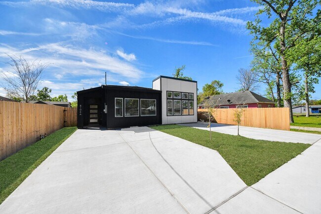 Photo - 8106 Locksley Rd
