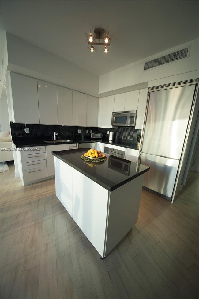 Photo - 92 SW 3rd St Unidad 1801