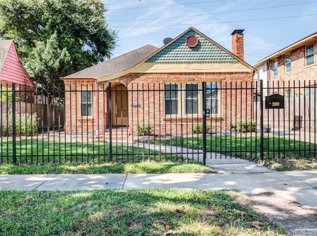 Photo - 2608 Rosewood St