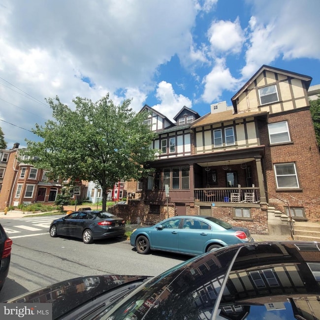 Photo - 613 W 10th St Unit 2