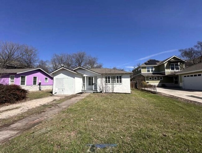 Building Photo - 1 Bedroom Home with Large Backyard on North Loop!