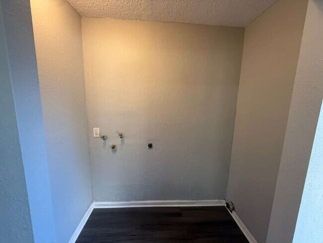 Photo - Cute & Cozy 2/1.5 Move In Ready Apply for FREE This Holiday Season! Unidad 2578 Chestnut Woods Dr