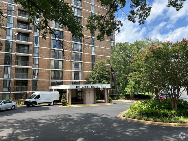 Building Photo - 2br 2bath home in Idylwood Towers ready fo...