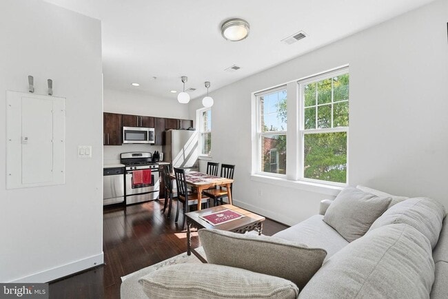 Building Photo - 315 G St NE Unit 306