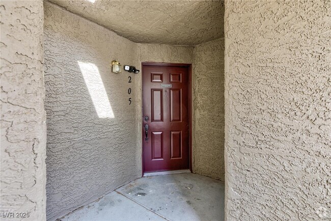 Building Photo - 5038 S Rainbow Blvd Unit 205 Rental