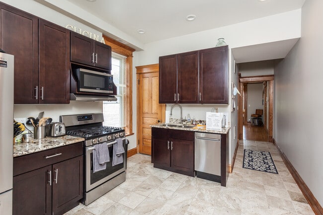 Building Photo - 1032 W Roscoe St Unit 3