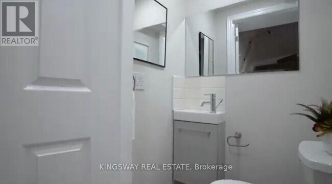 Photo - 2-945 VANCE CRESCENT