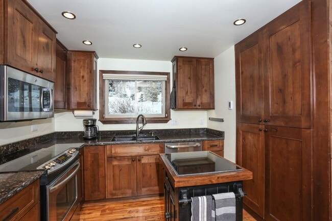 Amazing views! On bus route! 1 Year Lease! - Amazing views! On bus route! 1 Year Lease! House