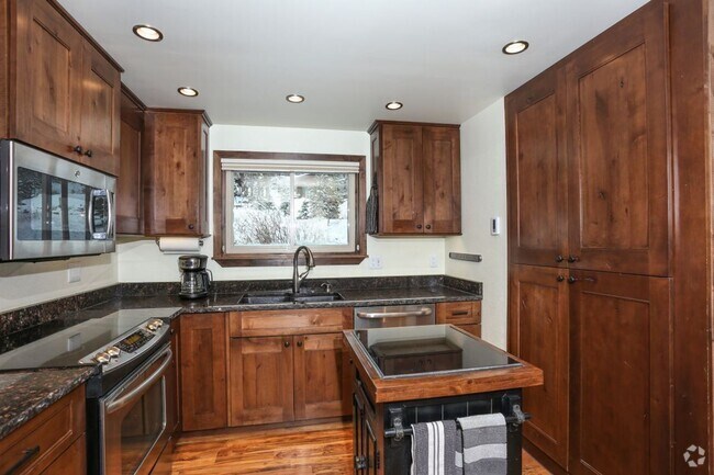 Building Photo - Amazing views! On bus route! 1 Year Lease! Rental