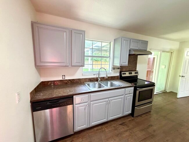Photo - 515 Bangor Dr