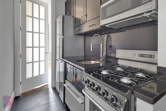 Photo - 221 Mott St Unidad 8