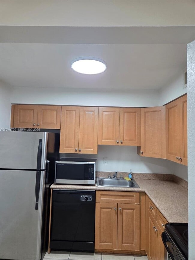 Building Photo - 5221 Geneva Way Unit 302