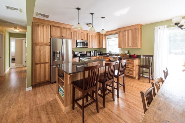 Building Photo - 16 Beechwood Dr