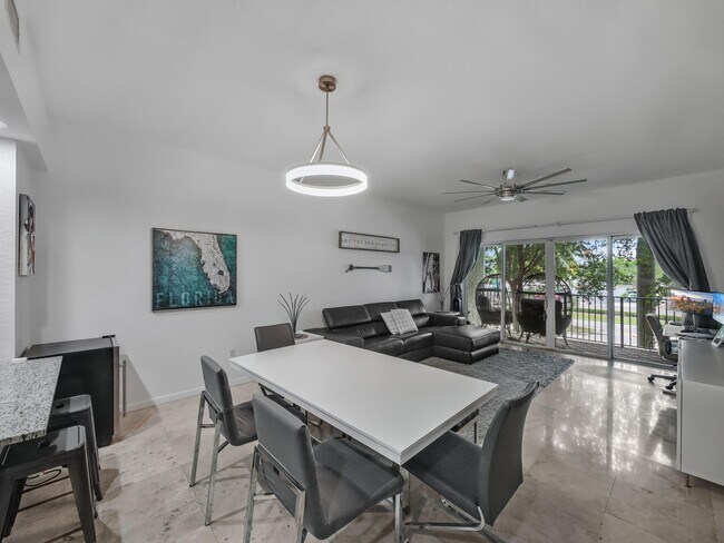 Photo - 1610 Presidential Way Unidad 207