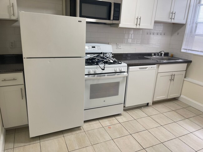 Photo - Nice sunny 2 bed , Big bedrooms with Heat and Hot water Inc  1 FREE MONTH RENT  Easy choice $883 ...