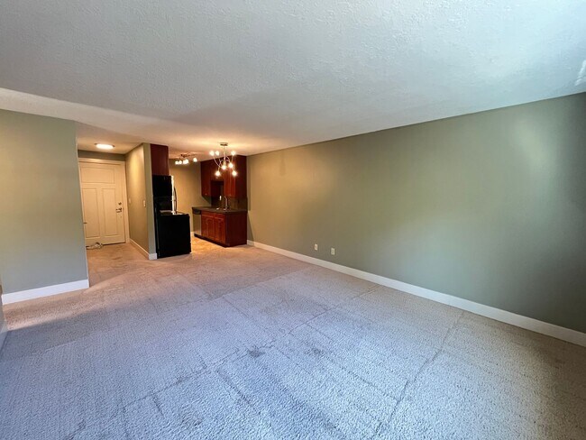 Photo - Lovely Private 2Bed + 1Bath Westmoreland Condo!! Secured Entry Building & Parking! Unit 1739