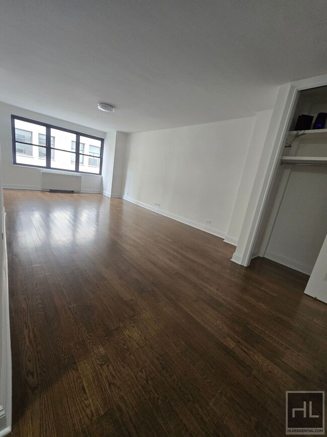 Building Photo - 5 AVENUE Unit 12D