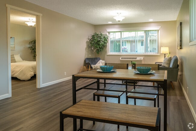 1BR, 1BA, - 540SF - Dining Area - Parkview Apartments