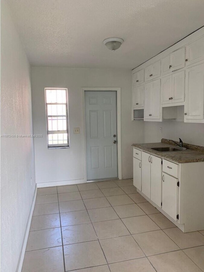 Photo - 576 NE 62nd St Unidad 2