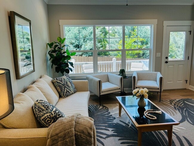 Photo - 115 Lilia Hill Cir