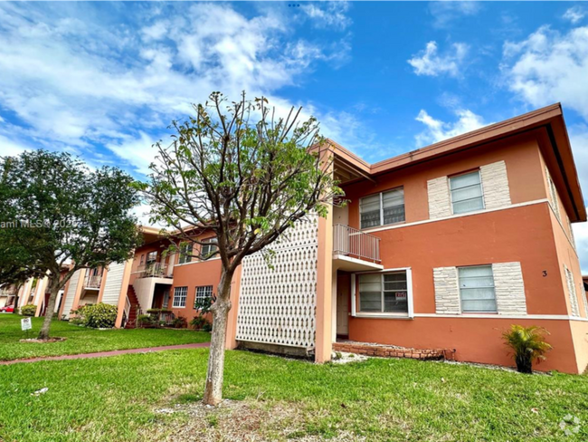 Building Photo - 3670 SW 10th St Unit 10A Rental