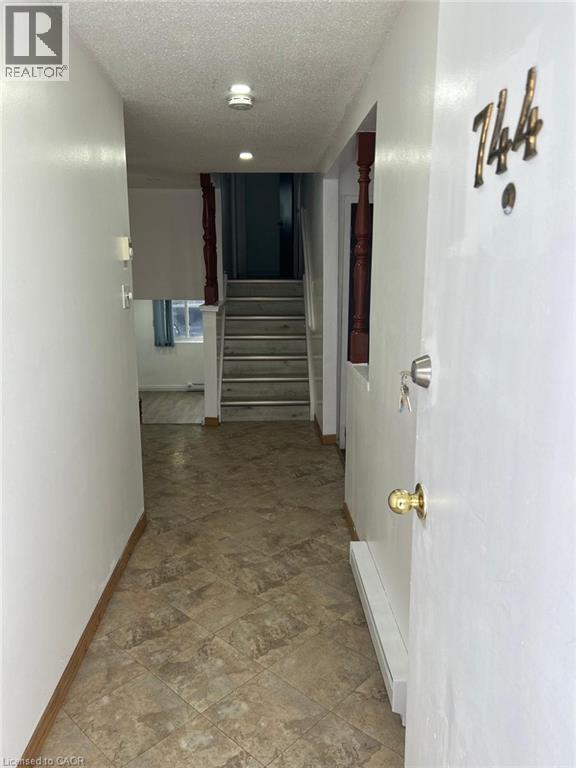 Photo - 744 Parkview Crescent