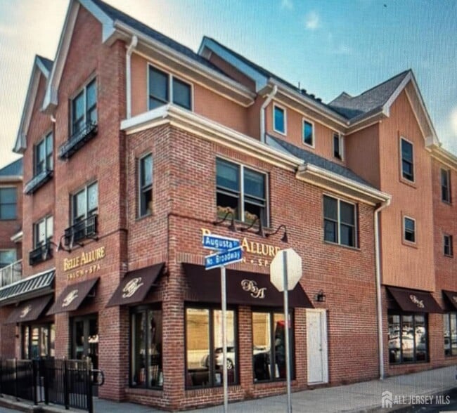 Building Photo - 112 N Broadway