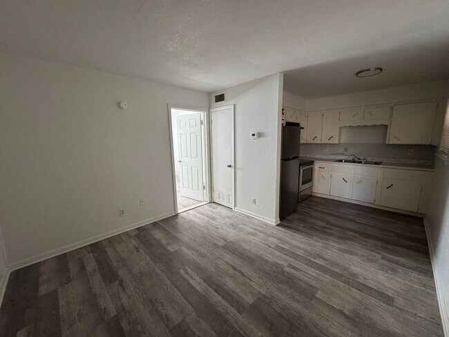 Photo - 1405 N Gray St Unidad 09