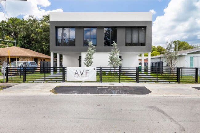 Photo - 921 NW 55th St