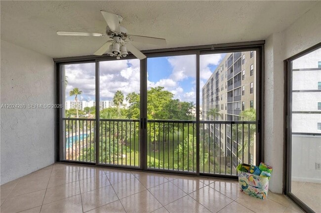 Building Photo - 2205 S Cypress Bend Dr Unit 508