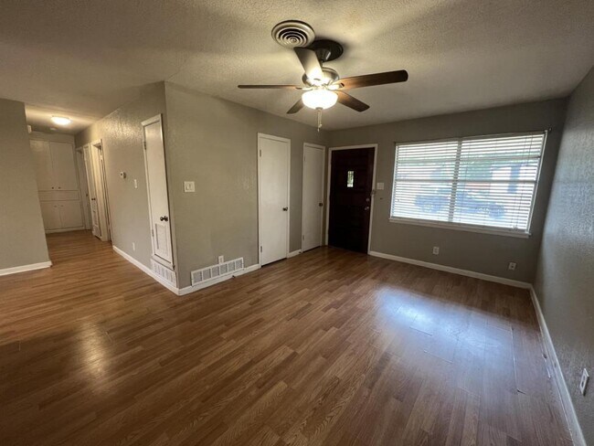 Photo - 806 Sandy Ct