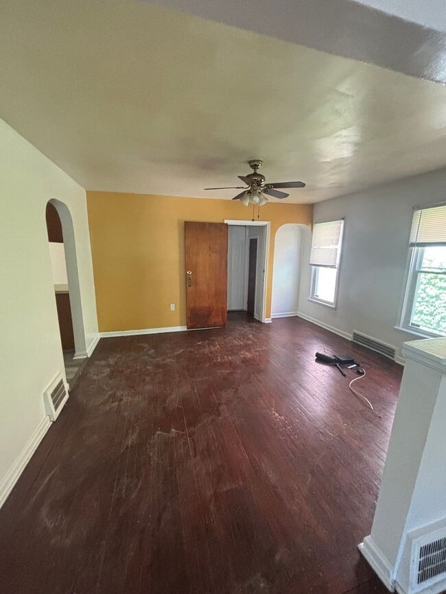 Photo - 3bd S. Collinwood Single Cash Pay/Section 8