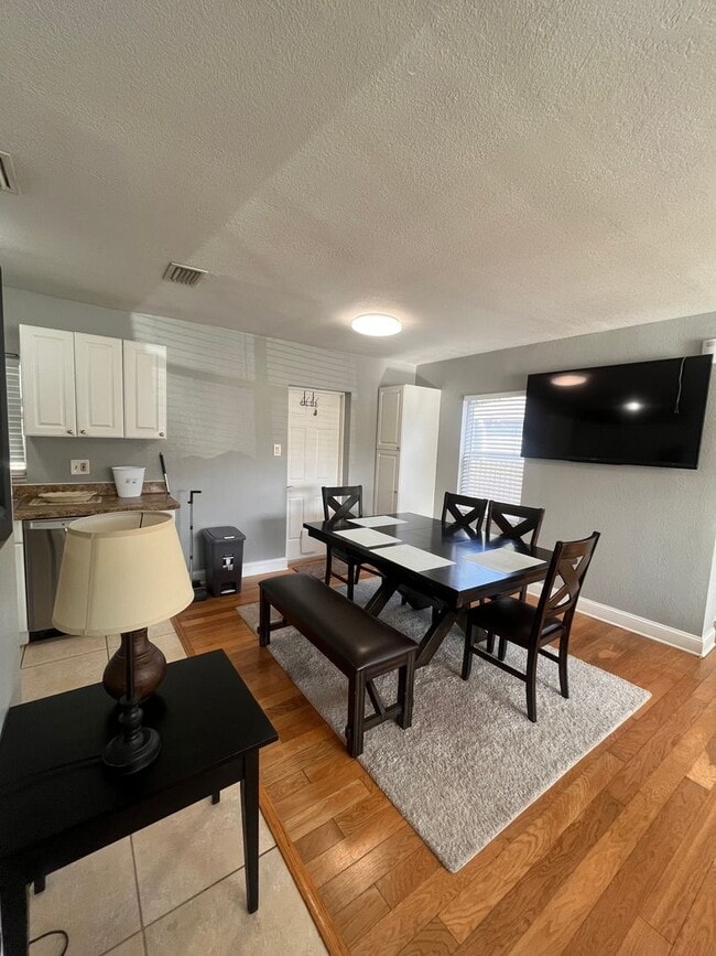 1019 W Berry Ave