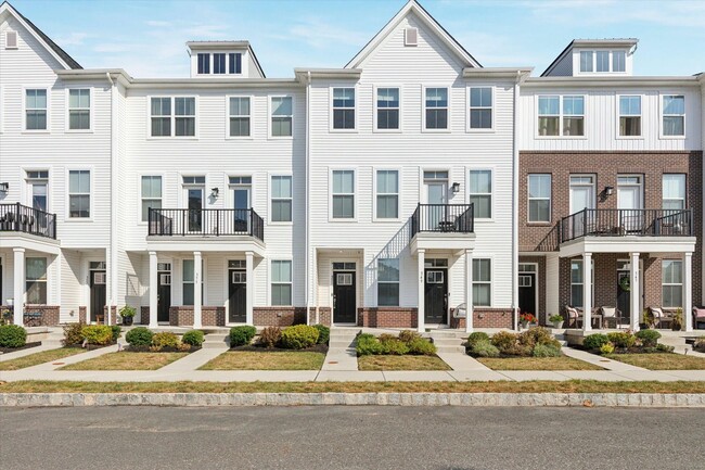 Building Photo - 3 Bedroom, 2.5 Bath Townhome in Steelpoint...