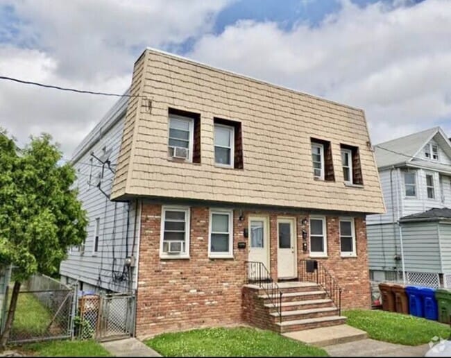 Building Photo - 34 W 10th St Rental
