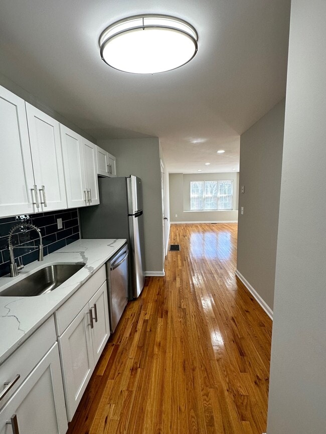 Ground Level 1-Bedroom Apartment - Renovated Kitchen